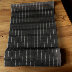 Mantel de poliéster color negro con lineas blancas 30x45