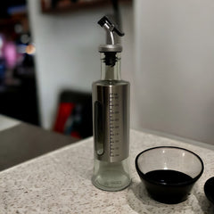 Aceitero de Cristal y acero inoxidable con medidor de 300ml