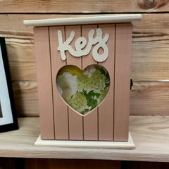 Caja portallaves de madera color rosa 25x21