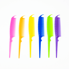 Paquete de 12 peines surtidos Saloplast para el Cabello